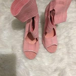 LIGHT PINK WOVEN CUT OUT SOCK HEELS